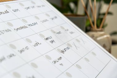 Aylık Planlamacı gelecek ay için randevu ve planlarla dolu. Yoğun bir ay programı var. Ayın günleriyle birlikte manyetik pano. Önemli konuları girebileceğiniz bir yer. İş planlama kavramı. Whiteboard Planlayıcısı aylık manyetik şablon.