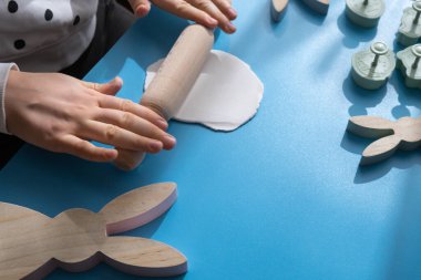 Yaratıcı, Paskalya tatili için beyaz hava kuru kilini kullanıyor. Parmakları kapsayan hobi aktivitesi yaratmak. DIY Modern Sanat Sanatı 