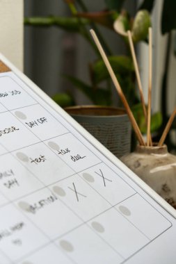 Aylık Planlamacı gelecek ay için randevu ve planlarla dolu. Yoğun bir ay programı var. Ayın günleriyle birlikte manyetik pano. Önemli konuları girebileceğiniz bir yer. İş planlama kavramı. Whiteboard Planlayıcısı aylık manyetik şablon.