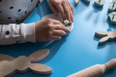 Kuru kil etkinliği fikri çocukların atölye çalışmalarına ait. DIY işlemleri adım adım. Paskalya tatili dekorasyonuna hazırlanıyorum. Modern organik tasarım minimalist plastiksiz