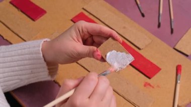 Ahşap boyalı Noel ağacı el yapımı hikaye anlatımı Noel tatili süsü yaratıyor. Dokunarak yapılan bir aktivite. Yaratıcı kendi yarattığım hediyelerin ana sınıfı gelişimi. Mevsimlik ev hayatı mikro