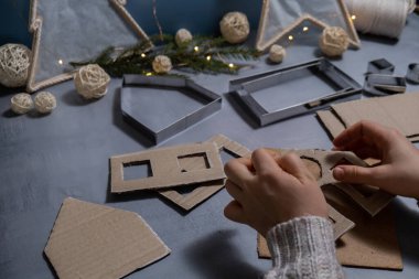 Karton Fener el yapımı ev yapımı hikaye anlatımı Noel süsü yaratıyor. Dokunarak yapılan bir aktivite. Yaratıcı kendi yarattığım hediyelerin ana sınıfı gelişimi. Mevsimlik ev hayatı mikro
