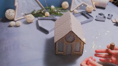 Çelenk takın Karton Fener el yapımı ev yapımı hikaye anlatımı Noel süslemesi yaratıyor. Dokunarak yapılan bir aktivite. Yaratıcı kendi yarattığım hediyelerin ana sınıfı gelişimi. Mevsimlik evcil