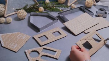 Karton Ev Hediyesi Noel fikri. Çevre dostu dekorasyonu kendin yap. El yapımı hediyeler hazırlamak çocuklar için zararsız projeler. Tatil aile zamanı. Yaratıcı etkinlik