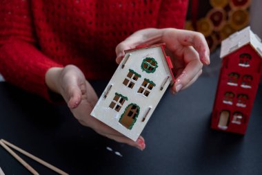 Vicdanlı Mutlu Noeller dekorasyonu için ahşap evler yapma ustası. Sürdürülebilir kutlama en az sorumluluk gerektiren tatil projesi. Adım adım neşeli modern dekorasyonlar.