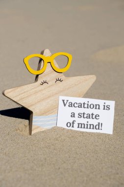 Tatil, yaz tatilinde gözlüklü komik denizyıldızının arka planında kağıt üzerine yazılmış bir zihin mesajı durumudur. Kumsalın güneş kıyısı. Tatil konsepti kartpostalı. Kaçmak Seyahat İşi