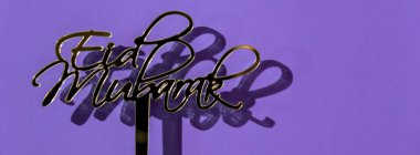 Geleneksel İslami bayram kutlamaları. Ramazan Kareem konsept geçmişi. Yaratıcı ışık ve gölge günbatımı feneri. Müslüman bayram afişi Ramazan Bayramı festivali kutlaması