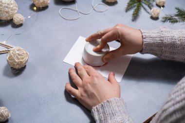 Noel Balosu Sürdürülebilir Noel hazırlığı. El yapımı tebrik kartları yapma süreci. Çocuklar için adım adım etkinlik. Özel ve sorumluluk sahibi bir tatil hobisi. Bilinçli.