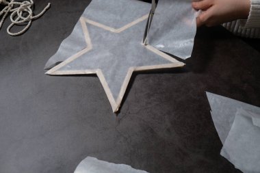 Noel yıldızlı dondurma çubukları el yapımı hikaye anlatımı Noel süsü yaratıyor. Dokunarak yapılan bir aktivite. Yaratıcı kendi yarattığım hediyelerin ana sınıfı gelişimi. Mevsimlik ev hayatı