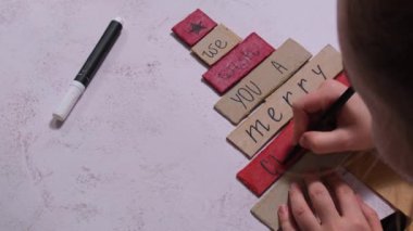 Tahta Noel ağacına dilek yazıyorum. Sürdürülebilir hazırlık. El yapımı dekorasyon yapma süreci. Çocuklar için adım adım etkinlik. Ayrıcalıklı ve sorumluluk sahibi bir tatil hobisi.