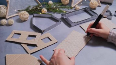 Kartondan Fener el yapımı ev yapımı hikaye anlatımı Noel süsü yaratıyor. Dokunarak yapılan bir aktivite. Yaratıcı kendi yarattığım hediyelerin ana sınıfı gelişimi. Mevsimlik evcil
