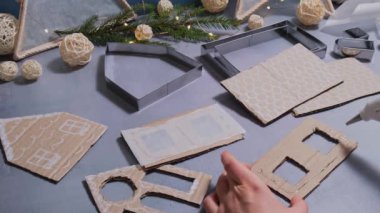 Mukavva Fener el yapımı ev yapımı hikaye anlatımı Noel süsü yaratıyor. Dokunarak yapılan bir aktivite. Yaratıcı kendi yarattığım hediyelerin ana sınıfı gelişimi. Mevsimlik ev hayatı mikro
