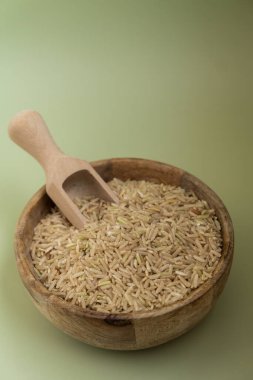 Çiğ kahverengi pirinç glüten ücretsiz tahıl. Sağlık sigortası. Alternatif hecelenen tahıl bileşeni kavramı. Vejetaryen diyet tarifleri. Bitkisel yaşam tarzı. Boşluğu kopyala Protein zengini yemek 