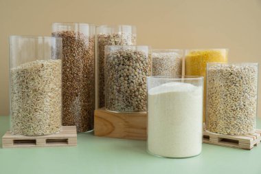 Sürdürülebilir ambalajda çiğ yulaf lapası seti. Yenilenebilir ambalaj sistemleri. Glütensiz mısır gevreği. Sağlık sigortası. Alternatif hecelenen tahıl bileşeni kavramı. Vejetaryen diyet tarifleri. Bitkisel yaşam tarzı. Boşluğu kopyala Protein zengini ye