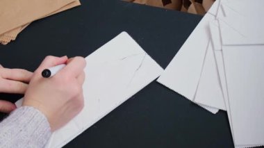 Sürdürülebilir Noel örtüsü ev yapımı dekorasyon. Kağıtları ve yapıştırıcıyı kendin hazırlamak için özel ders. Çocuklar için mevsimsel etkinlik. 3D kar taneleri Noel arifesi hazırlığı