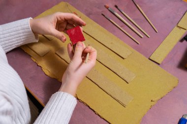 Ahşap Noel ağacı el yapımı hikaye anlatımı Noel süsü yaratıyor. Dokunarak yapılan bir aktivite. Yaratıcı kendi yarattığım hediyelerin ana sınıfı gelişimi. Mevsimlik ev hayatı mikro an hobisi. Sürdürülebilir yaşam