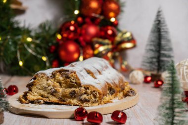 Geleneksel Alman Noel pastası el yapımı şenlik dekorunun arka planında. Kış tatili hediyeleri. Vejetaryen yemek tarifi hazırlama
