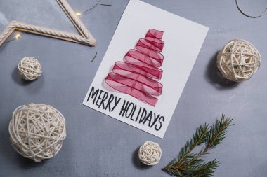 Noel ağacı kurdelesi Noel hediyesi olarak el işi Noel hediyesi yaratma hikayesi. Dokunarak yapılan bir aktivite. Yaratıcı kendi yarattığım hediyelerin ana sınıfı gelişimi. Mevsimlik ev hayatı mikro