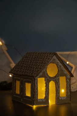 Karton Ev Hediyesi Noel fikri. Çevre dostu dekorasyonu kendin yap. El yapımı hediyeler yapmak çocuklar için zararsız projeler. Tatil aile zamanı. Yaratıcı etkinlik