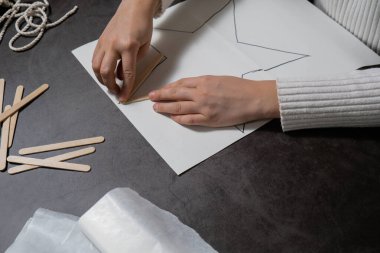 Noel yıldızlı dondurma çubukları el yapımı hikaye anlatımı Noel süsü yaratıyor. Dokunarak yapılan bir aktivite. Yaratıcı kendi yarattığım hediyelerin ana sınıfı gelişimi. Mevsimlik ev hayatı