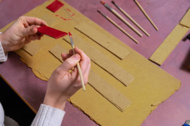 Tahta Noel ağacı Sürdürülebilir hazırlık. El yapımı süsleme işlemi. Çocuklar için adım adım etkinlik. Özel ve sorumluluk sahibi bir tatil hobisi. Bilinçli.