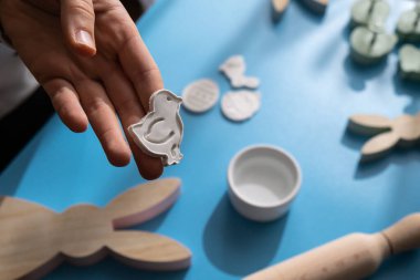 Çocuklar kuru kil faaliyeti fikrini yayarlar. DIY işlemleri adım adım. Paskalya tatili dekorasyonuna hazırlanıyorum. Modern organik tasarım minimal plastik ücretsiz sürdürülebilir dekor