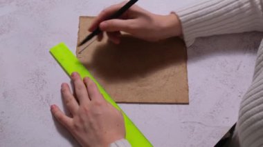 Tahta Noel takvimini ev hediyesi şeklinde kesme fikri. Çevre dostu dekorasyonu kendin yap. El yapımı hediyeler hazırlamak çocuklar için zararsız projeler. Tatil ailesi.