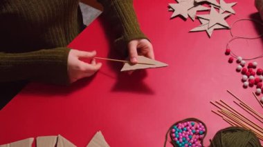İp Noel ağacı hediye Noel fikri. Çevre dostu dekorasyonu kendin yap. El yapımı hediyeler yapmak çocuklar için zararsız projeler. Tatil aile zamanı. Yaratıcı etkinlik