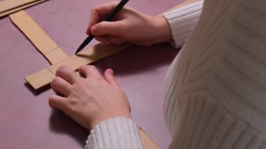 Tahta Noel ağacı Sürdürülebilir hazırlık. El yapımı süsleme işlemi. Çocuklar için adım adım etkinlik. Özel ve sorumluluk sahibi bir tatil hobisi. Bilinçli.
