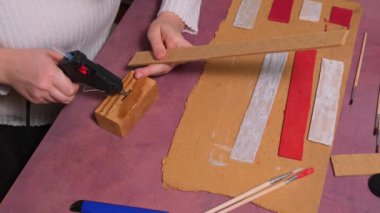 Yapıştırıcı Tahta Noel ağacı Sürdürülebilir Hazırlık El yapımı dekorasyon Diy süreci. Çocuklar için adım adım etkinlik. Özel ve sorumluluk sahibi bir tatil hobisi. Bilinçli.