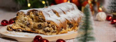 Poster ev yapımı geleneksel noel pastası badem ezmesi ve kurutulmuş meyveli tatlı. Kış tatili atmosferi. Lezzetli kompozisyon ev tablosu ayarları Boşluğu kopyala