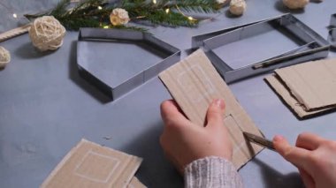 Karton kağıtlı Fener Evi Sürdürülebilir Noel hazırlığı el yapımı Diy süreci. Çocuklar için adım adım etkinlik. Özel ve sorumluluk sahibi bir tatil hobisi. Bilinçli.