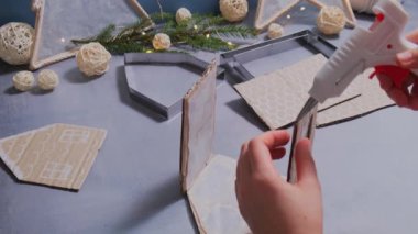 Karton kağıt Fener Evi Sürdürülebilir Noel hazırlığı el yapımı Diy süreci. Çocuklar için adım adım etkinlik. Özel ve sorumluluk sahibi bir tatil hobisi. Bilinçli.