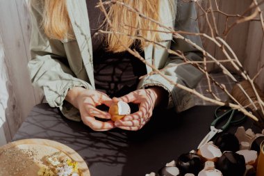 Paskalya bayramı için el yapımı yumurta kabuğu yapan kadın eller. Öğretmenlik mastırı hikaye anlatımı. Sürdürülebilir sıfır çevre dostu beni dekore etti. Asgari fikir