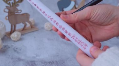 Noel tatiline 24 gün kala geleneksel mum takvimi talimatlarını düzenleme süreci. Mumlar ve plastiksiz sıfır atık