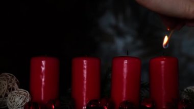 Geleneksel Noel tatiline dört hafta var. Kırmızı mumlar yanıyor ve plastik serbest dekorasyon. Kış sıcacık ev zamanı atmosferi 