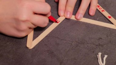 Dondurma çubuklarına dilek yazmak Noel yıldızı Sürdürülebilir Hazırlık Diy süreci el yapımı dekorasyon yapıyor. Çocuklar için adım adım etkinlik. Ayrıcalıklı ve sorumluluk sahibi stres atma tatili