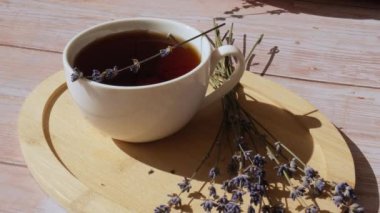 Beyaz lavanta çayı. Alternatif lavantalı havan topları. Bağışıklık sistemi sağlıklı bitki çayını arttırıyor. Lavanta çiçekleri.