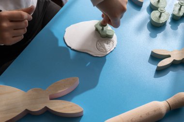 Atölye kesim figürleri Yaratıcı, Paskalya tatili için beyaz hava kuru kilini kullanıyor. Parmakları kapsayan hobi aktivitesi yaratmak. DIY Modern Sanat Sanatı 