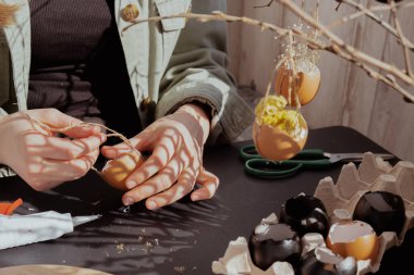 Yumurta kabuğundan Paskalya bayramı süsü yapan tanınmamış bir kadın. Bunu kendin adım adım kendin mi yaptın? Hazırlık tatili.