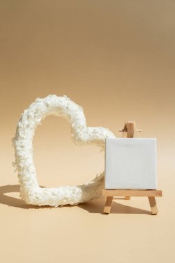 Reklam şablonu için boş beyaz alan. Aşkın sembolü. Bej arka planda kalp şeklinde güzel çiçek yaprakları. Sevgililer Günü 'nün yaratıcı konsepti, romantik bir tarih ya da yıldönümü.