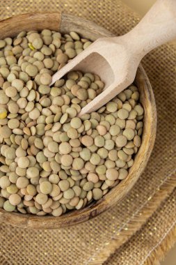 Çiğ yeşil mercimek, glütensiz mısır gevreği. Sağlık sigortası. Alternatif hecelenen tahıl bileşeni kavramı. Vejetaryen diyet tarifleri. Bitkisel yaşam tarzı. Boşluğu kopyala Protein zengini yemek 