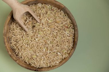 Çiğ kahverengi pirinç glüten ücretsiz tahıl. Sağlık sigortası. Alternatif hecelenen tahıl bileşeni kavramı. Vejetaryen diyet tarifleri. Bitkisel yaşam tarzı. Boşluğu kopyala Protein zengini yemek 