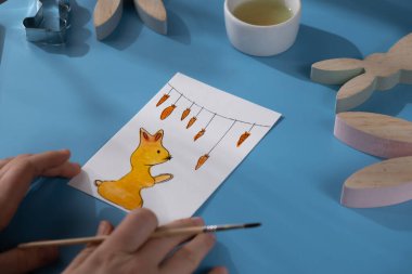 Paskalya Tavşanı Öyküsü 'nün Paskalya tebrik kartı hediyesini çiziyorum. Dokunarak yapılan bir aktivite. Yaratıcı kendi yarattığım hediyelerin ana sınıfı gelişimi. Mevsimlik ev hayatı mikro