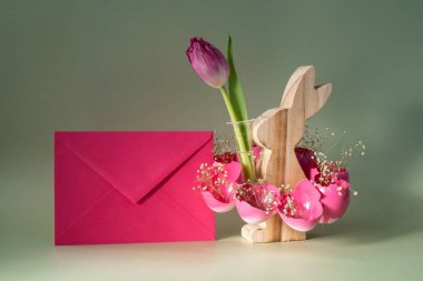 Paskalya bayramı için el yapımı ahşap tavşanlı vazo süslemeli pembe zarf yumurta kabuğu. Uzay tebrik kartı hediye fikirlerini kopyala. Lale çiçeği yaratıcılığı sıfır atık sürdürülebilir