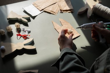 Kadınların Paskalya için gizli paskalya hediye paketi düzenleme işlemleri. Çocuklar için el yapımı el yapımı kağıt hediye kullanma kılavuzu aktivitesi. Sıfır atık çevre dostu