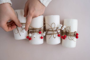El yapımı Noel geri sayımı için dört haftalık takvim. Tatil hazırlığı, yaratıcı dekorasyon ustası sınıfı. Etkin aktiviteler sürdürülebilir sorumlu tatil hediyesi atölyesi