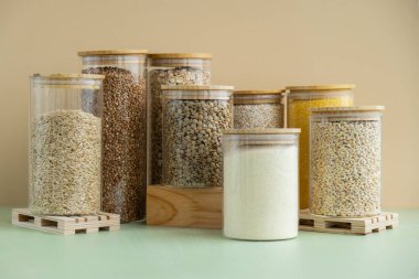 Sürdürülebilir ambalajda çiğ yulaf lapası seti. Yenilenebilir ambalaj sistemleri. Glütensiz mısır gevreği. Sağlık sigortası. Alternatif hecelenen tahıl bileşeni kavramı. Vejetaryen diyet tarifleri