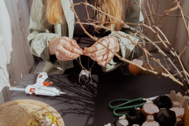 Paskalya masa dekorasyonunu yumurta kabuklarıyla adım adım yapmayı öğretmek için. Ahşap daldaki Paskalya evi dekorasyonu. Mevsimsel sürdürülebilir geri dönüşümlü dekor