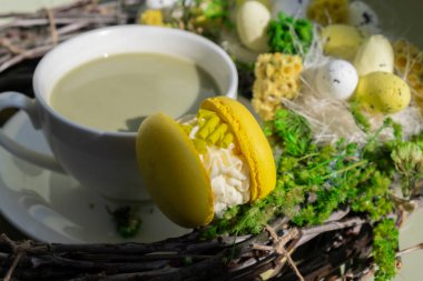 Mutlu Paskalya Yumurta Çelengi Dekorasyonu Tatlı Makaron Tatlı Tatlısı Sıcak sabah atmosferinde yeşil bitki bazlı matcha çaylı latte. Yaratıcı tatil romantik randevu fikri. Bitkisel prebiyotik fiber süper yiyecek.
